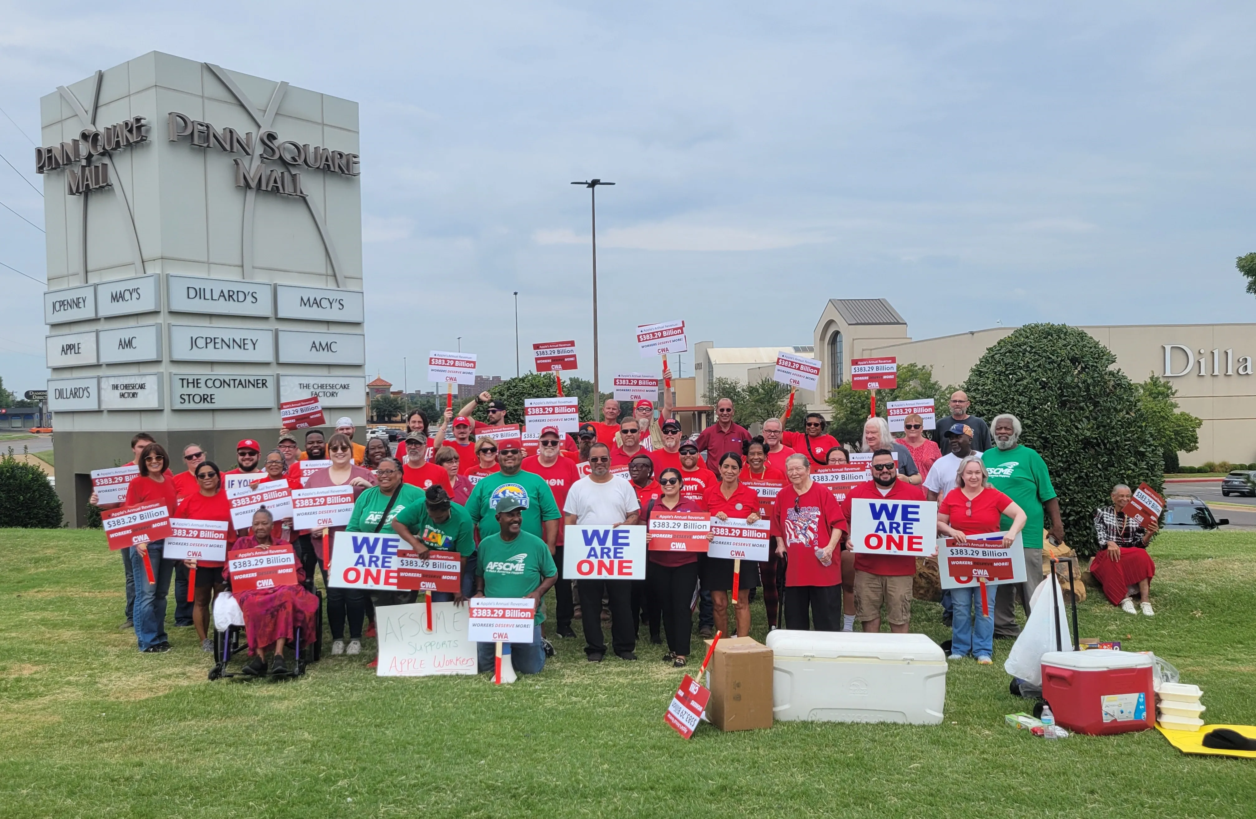 Apple Retail Workers holding an informational picket outside the OKC Apple Store mall.
